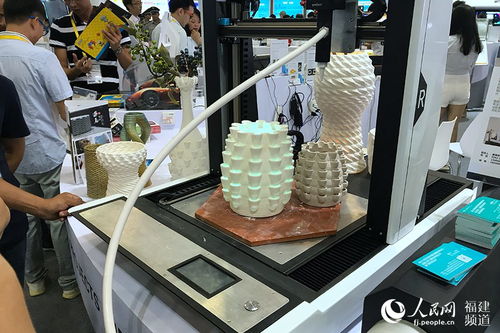 高新技術(shù)產(chǎn)品搶眼亮相廈洽會(huì) 博餅機(jī)器人引市民圍觀